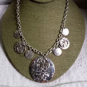 Silvertone Avon floral flower 🌸 leaf 🍃 chain necklace